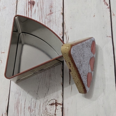 Puszka Kawałek Ciasta - A Piece of Cake - w kształcie kawałka ciasta