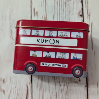 Puszka LONDYŃSKI Czerwony Autobus z pasażerami 11x8 cm