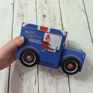 Puszka z flagą w kształcie samochodu retro z ruchomymi kołami