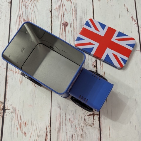 Puszka z flagą w kształcie samochodu retro z ruchomymi kołami