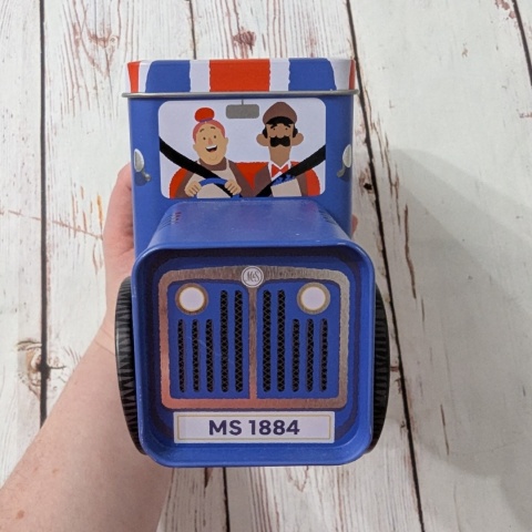 Puszka z flagą w kształcie samochodu retro z ruchomymi kołami