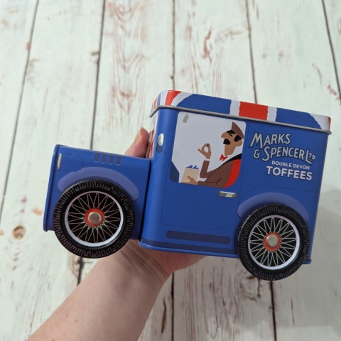 Puszka z flagą w kształcie samochodu retro z ruchomymi kołami