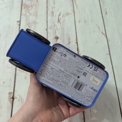 Puszka z flagą w kształcie samochodu retro z ruchomymi kołami