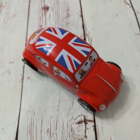 Puszka z flagą w kształcie samochodu z ruchomymi kołami