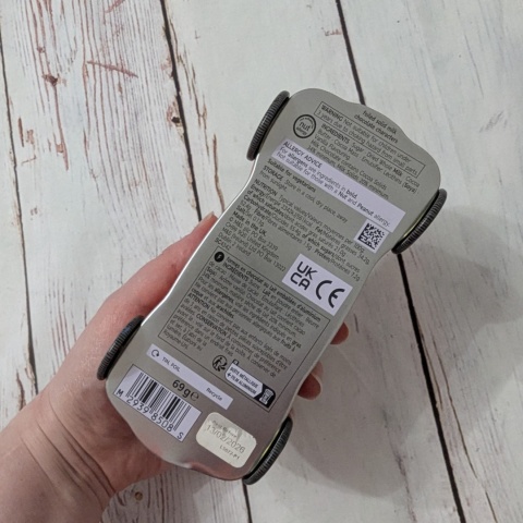 Puszka z flagą w kształcie samochodu z ruchomymi kołami