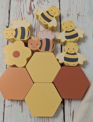Stacking Honey Bees - drewniana układanka z pszczółkami, kwiatami i plastrami miodu - w woreczku