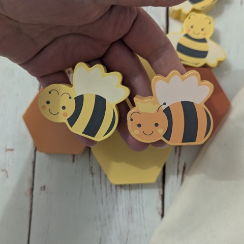 Stacking Honey Bees - drewniana układanka z pszczółkami, kwiatami i plastrami miodu - w woreczku