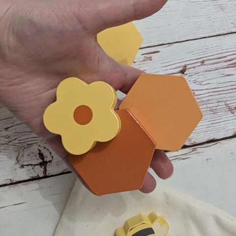 Stacking Honey Bees - drewniana układanka z pszczółkami, kwiatami i plastrami miodu - w woreczku
