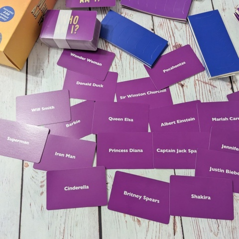 Gra WHO AM I ?! - sławne osoby, zgadywanie z opaskami