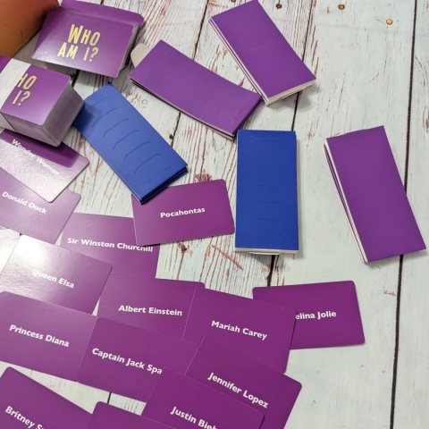 Gra WHO AM I ?! - sławne osoby, zgadywanie z opaskami