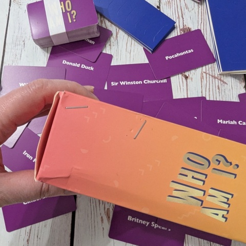 Gra WHO AM I ?! - sławne osoby, zgadywanie z opaskami