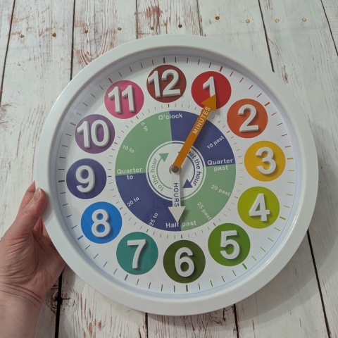 Zegar z godzinami po angielsku - plastik 31 cm