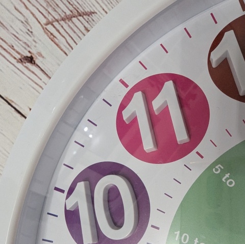 Zegar z godzinami po angielsku - plastik 31 cm