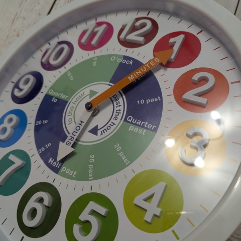 Zegar z godzinami po angielsku - plastik 31 cm