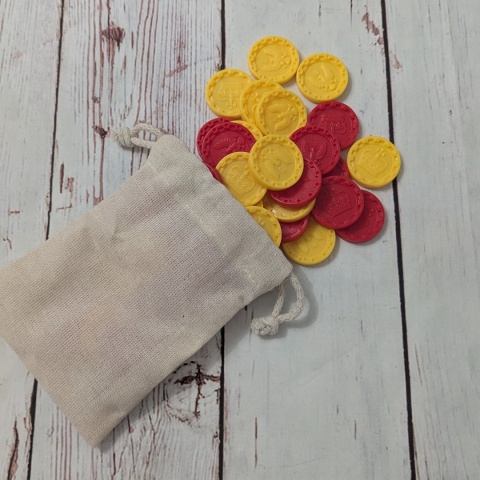 Zestaw 40 żetonów - 2 kolory w woreczku - z koroną stylizowaną na brytyjską oraz orzełkiem z drugiej strony
