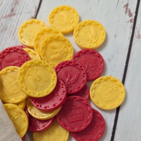 Zestaw 40 żetonów - 2 kolory w woreczku - z koroną stylizowaną na brytyjską oraz orzełkiem z drugiej strony