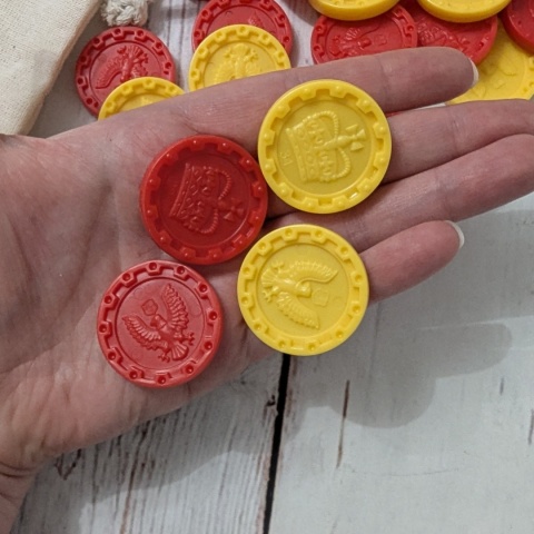 Zestaw 40 żetonów - 2 kolory w woreczku - z koroną stylizowaną na brytyjską oraz orzełkiem z drugiej strony