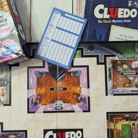 CLUEDO - The Classic Mystery Game - New Suspect Dr Orchid - gra detektywistyczna po angielsku