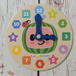 Drewniany zegar z liczbami 1-12, kolorami i kształtami Cocomelon