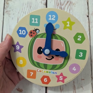 Drewniany zegar z liczbami 1-12, kolorami i kształtami Cocomelon