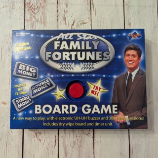 Gra Family Fortunes, jak Familiada z elektronicznym buzzerem na dwie drużyny