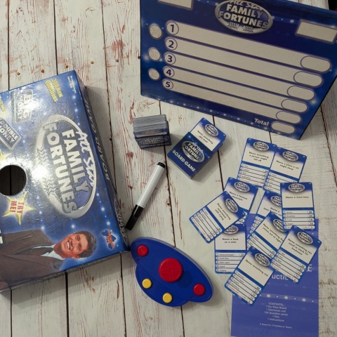 Gra Family Fortunes, jak Familiada z elektronicznym buzzerem na dwie drużyny