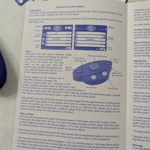 Gra Family Fortunes, jak Familiada z elektronicznym buzzerem na dwie drużyny