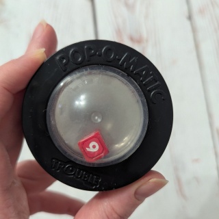 Klikacz do losowania kostki - po naciśnieciu kostka podskakuje i losuje liczbę