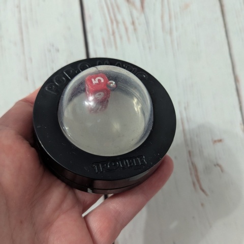 Klikacz do losowania kostki - po naciśnieciu kostka podskakuje i losuje liczbę