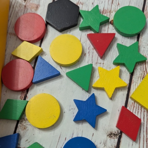 Skillmatics Game – To The Top - tworzenie wieży z drewnianych kolorowych kształtów