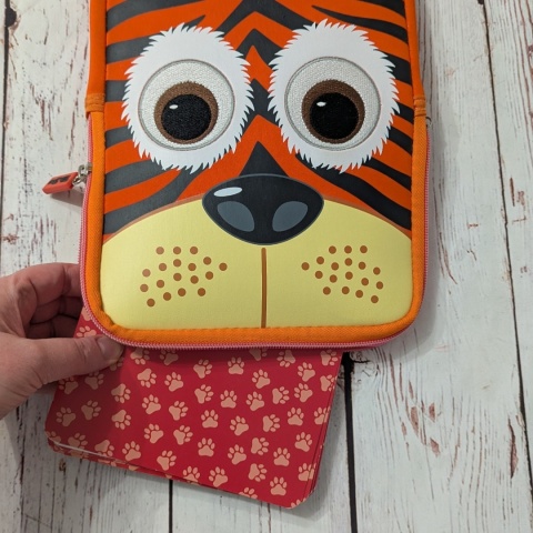 Tygrysek ze skrytką na flashcards A5 lub do karmienia