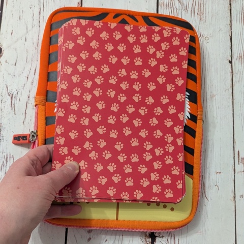 Tygrysek ze skrytką na flashcards A5 lub do karmienia