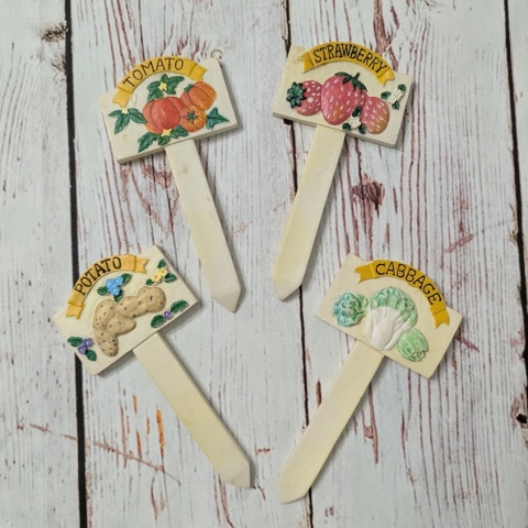 Ceramiczne tabliczki do mini ogródka po angielsku 4 sztuki: Tomato, Potato, Strawberry, Cabbage