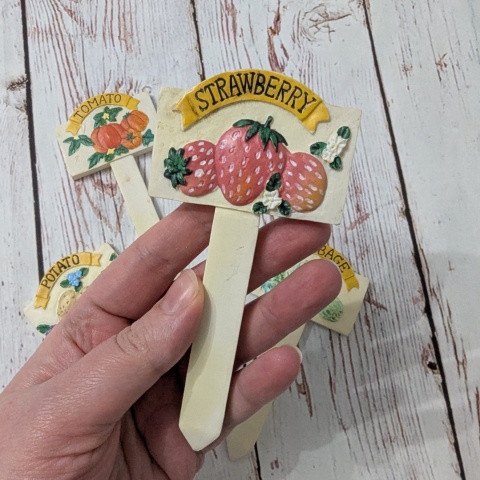 Ceramiczne tabliczki do mini ogródka po angielsku 4 sztuki: Tomato, Potato, Strawberry, Cabbage