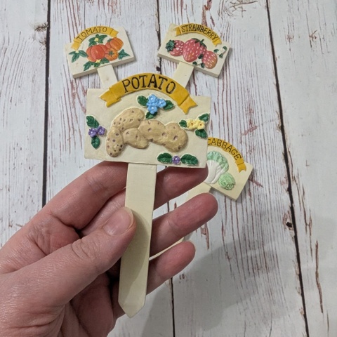 Ceramiczne tabliczki do mini ogródka po angielsku 4 sztuki: Tomato, Potato, Strawberry, Cabbage