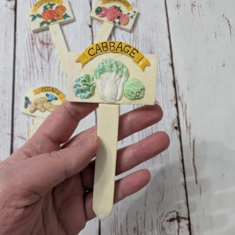 Ceramiczne tabliczki do mini ogródka po angielsku 4 sztuki: Tomato, Potato, Strawberry, Cabbage