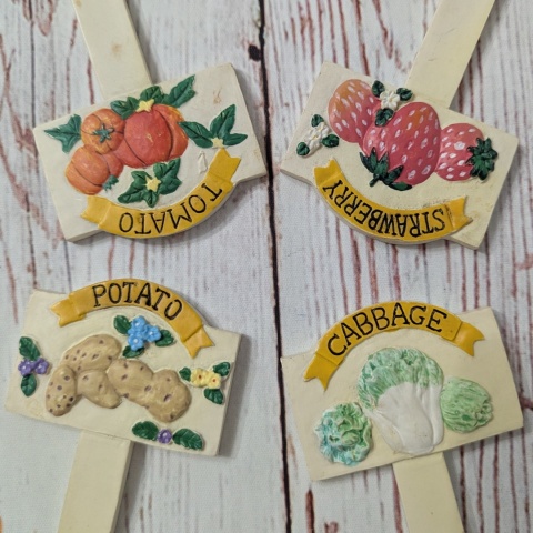 Ceramiczne tabliczki do mini ogródka po angielsku 4 sztuki: Tomato, Potato, Strawberry, Cabbage