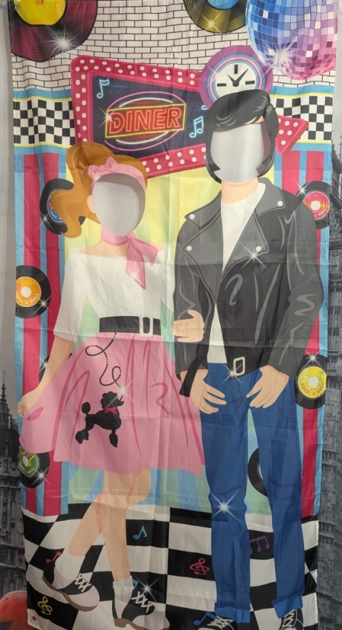 Fotościanka - materiałowe tło z otworami na buzię fotobudka na zajęcia DISCO lata 50