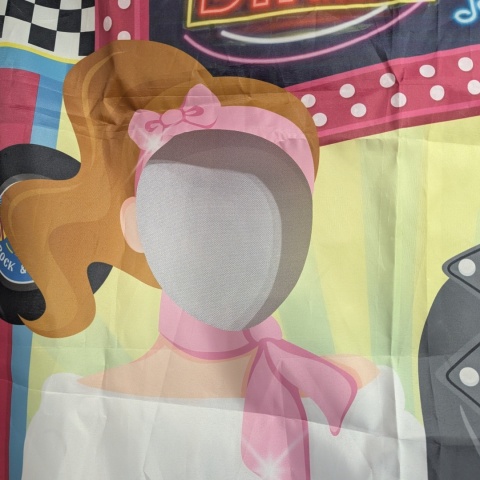 Fotościanka - materiałowe tło z otworami na buzię fotobudka na zajęcia DISCO lata 50