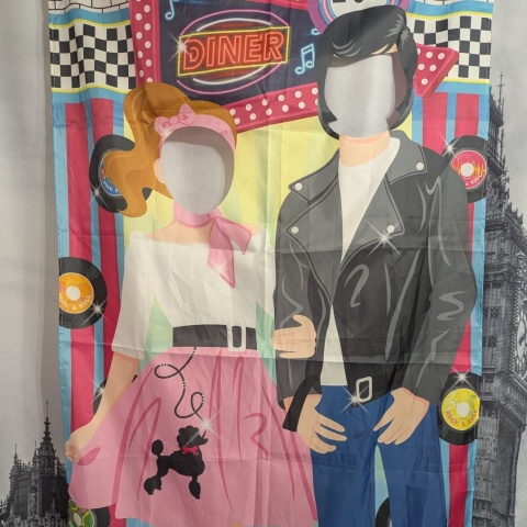 Fotościanka - materiałowe tło z otworami na buzię fotobudka na zajęcia DISCO lata 50