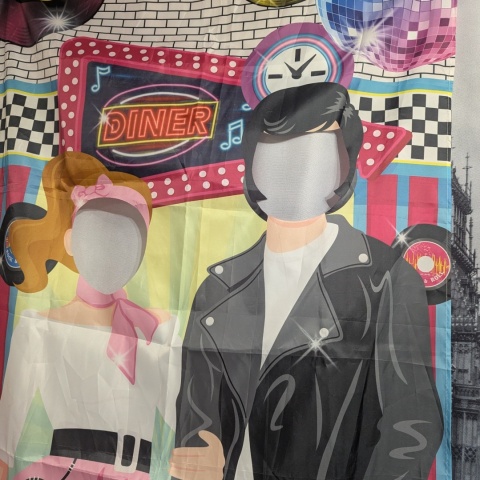 Fotościanka - materiałowe tło z otworami na buzię fotobudka na zajęcia DISCO lata 50