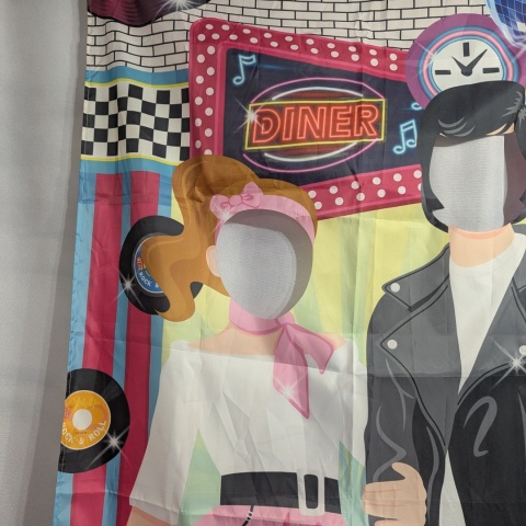 Fotościanka - materiałowe tło z otworami na buzię fotobudka na zajęcia DISCO lata 50