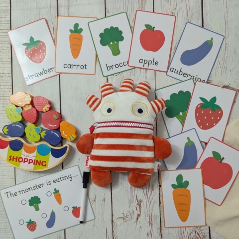 Głodny potworek ze skrytką – duży zestaw edukacyjny z drewnianymi warzywami i owocami - gra balansująca, karty, marker + worek