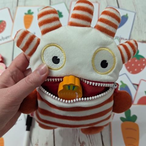 Głodny potworek ze skrytką – duży zestaw edukacyjny z drewnianymi warzywami i owocami - gra balansująca, karty, marker + worek