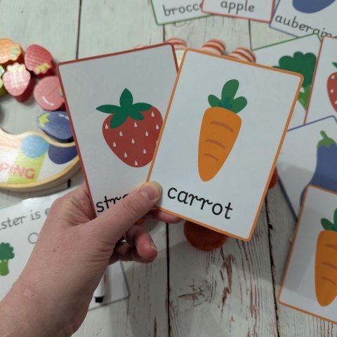 Głodny potworek ze skrytką – duży zestaw edukacyjny z drewnianymi warzywami i owocami - gra balansująca, karty, marker + worek