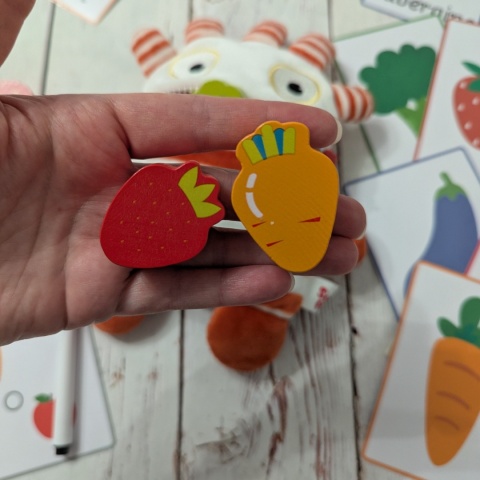 Głodny potworek ze skrytką – duży zestaw edukacyjny z drewnianymi warzywami i owocami - gra balansująca, karty, marker + worek