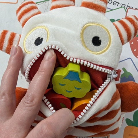 Głodny potworek ze skrytką – duży zestaw edukacyjny z drewnianymi warzywami i owocami - gra balansująca, karty, marker + worek