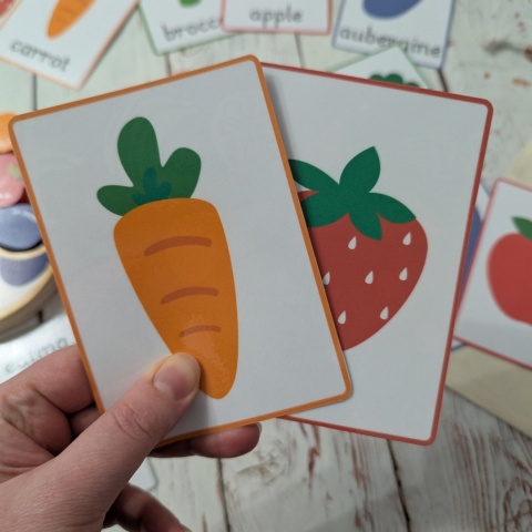 Głodny potworek ze skrytką – duży zestaw edukacyjny z drewnianymi warzywami i owocami - gra balansująca, karty, marker + worek