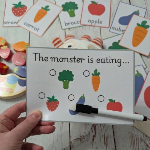 Głodny potworek ze skrytką – duży zestaw edukacyjny z drewnianymi warzywami i owocami - gra balansująca, karty, marker + worek