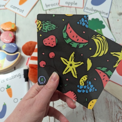 Głodny potworek ze skrytką – duży zestaw edukacyjny z drewnianymi warzywami i owocami - gra balansująca, karty, marker + worek